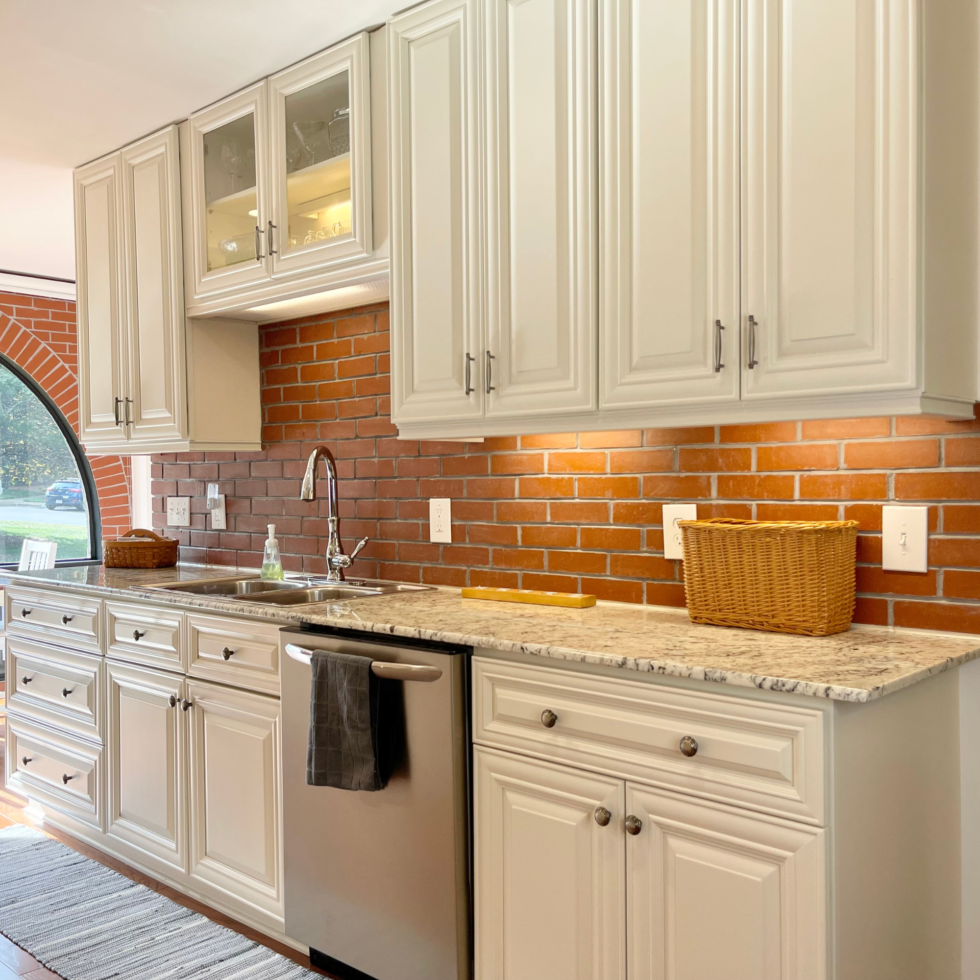 D9-PearlWhite-Lifestyle_1ba1a6bc-ab70-4ac0-b6a4-40c5f216c79b - L&C Cabinetry
